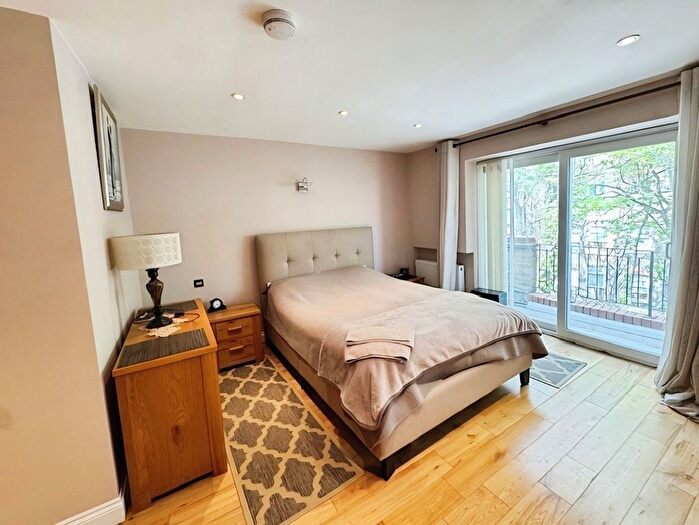 Studio To Rent In Chiswick High Road, London, W4