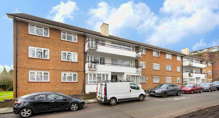 2 Bedroom Apartment To Rent In Stonegrove, Edgware, London, HA8
