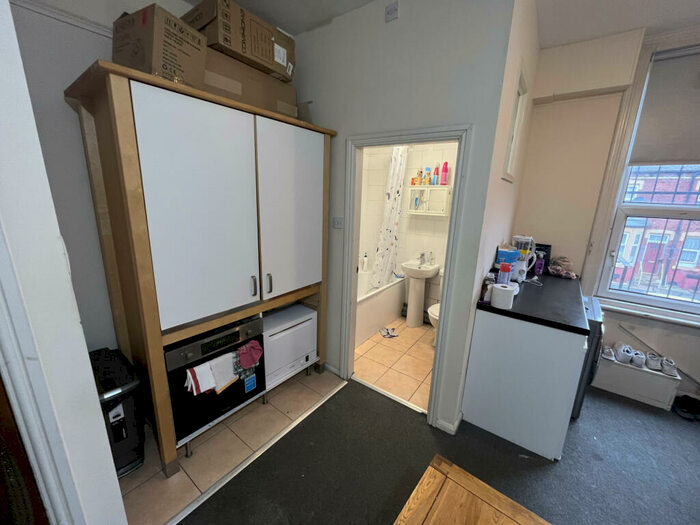 Studio To Rent In Hyde Park Road, Leeds, West Yorkshire, LS6