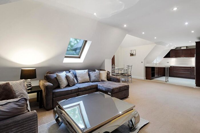 3 Bedroom Flat To Rent In Lakewood, Fairmile Common, Cobham, Surrey, KT10