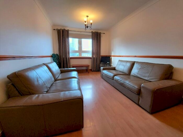 2 Bedroom Flat To Rent In Cornhill Gardens, Aberdeen, AB16