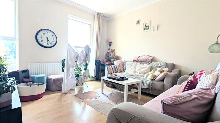 3 Bedroom Maisonette To Rent In Southgate Road, London, N1