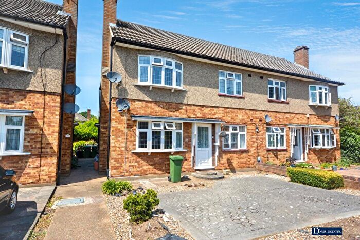 2 Bedroom Maisonette For Sale In Chalforde Gardens, Gidea Park, Romford, RM2