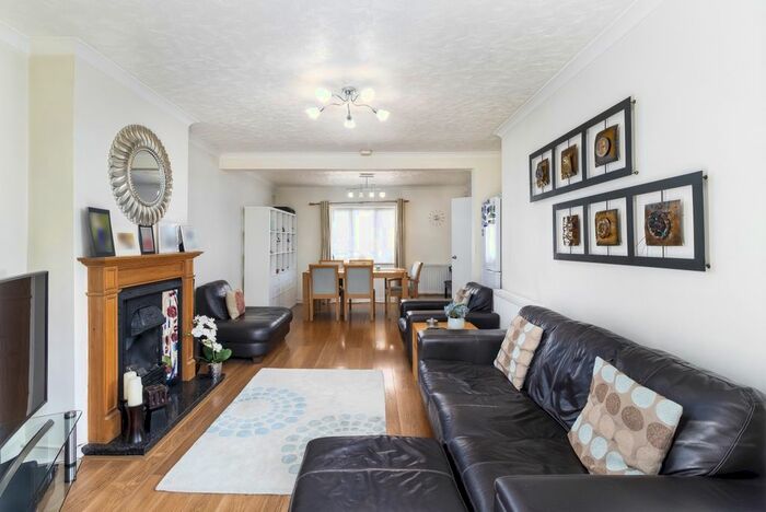 4 Bedroom Flat To Rent In Binyon Crescent, Stanmore, HA7