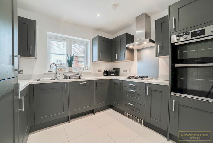 4 Bedroom Detached House To Rent In Taylors Turn, Darwen BB3