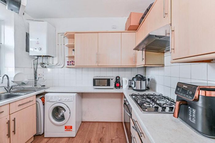2 Bedroom Flat To Rent In Kennington Park Road, Oval, London, SE11
