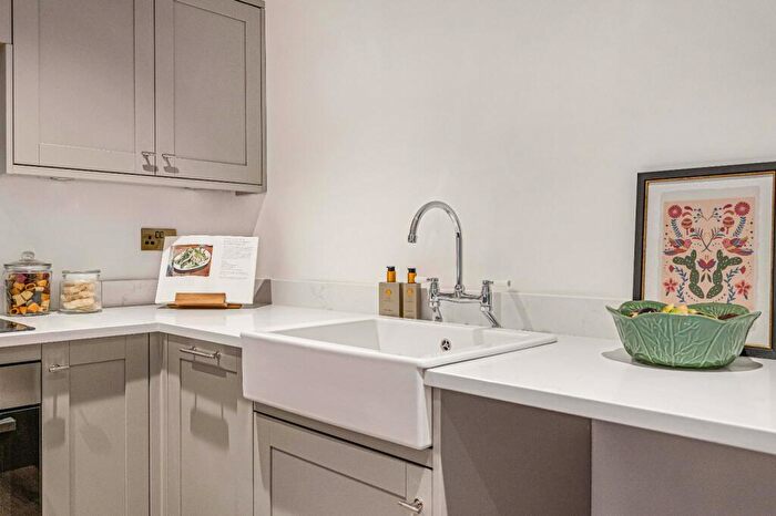 1 Bedroom Flat For Sale In Lenten Street, Alton, Hampshire, GU34
