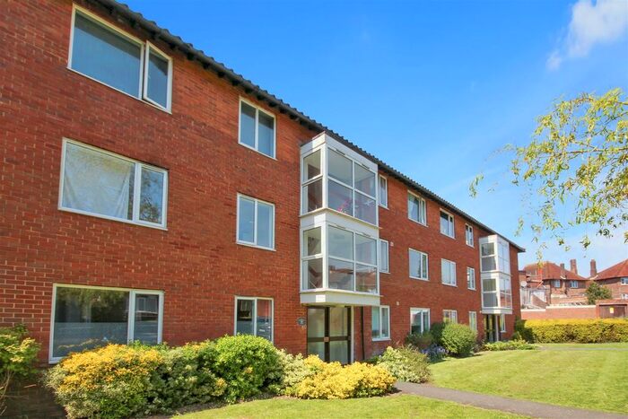 2 Bedroom Flat To Rent In Park Court, Old London Road, Brighton, BN1