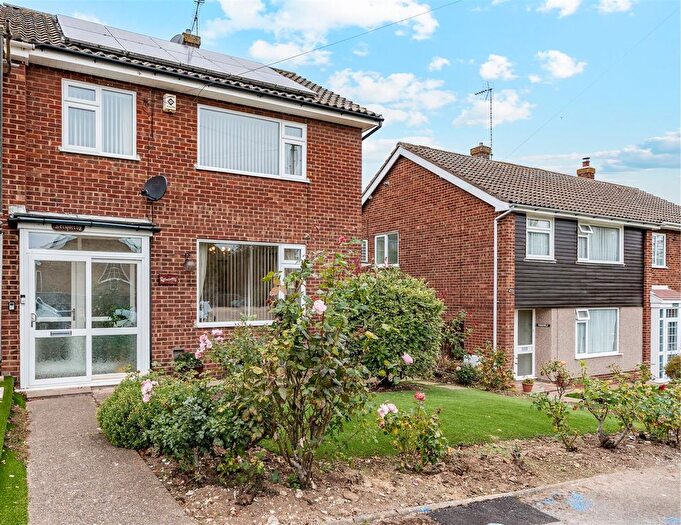 3 Bedroom Semi-detached House For Sale In Quakers Close, Hartley, Longfield, DA3