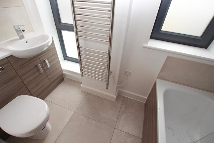 Apartment To Rent In Woking, GU21