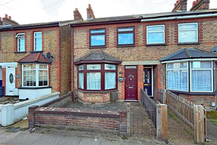 3 Bedroom Semi Detached House For Sale In Park Lane, Hornchurch, RM11