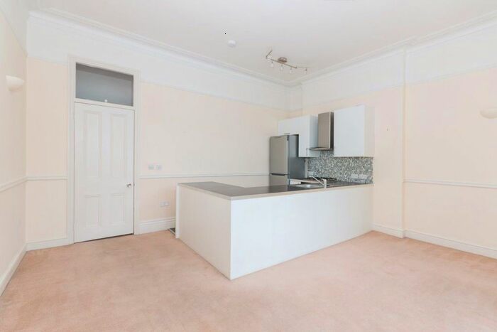 2 Bedroom Flat To Rent In Spencer Court, Wandsworth, London, SW18