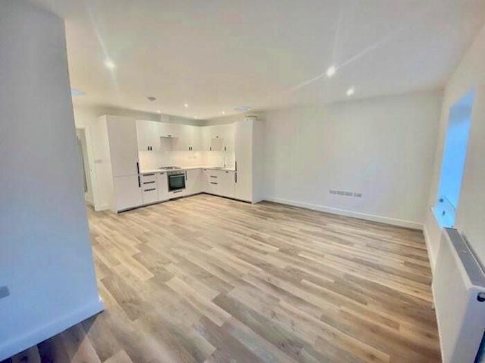 2 Bedroom Flat To Rent In High Street, Ripley, Woking, GU23