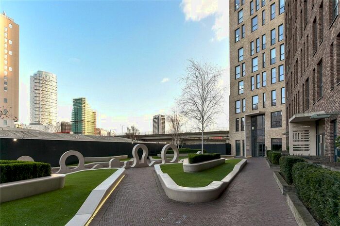 3 Bedroom Flat To Rent In Roosevelt Tower, Williamsburg Plaza, Canary Wharf E14