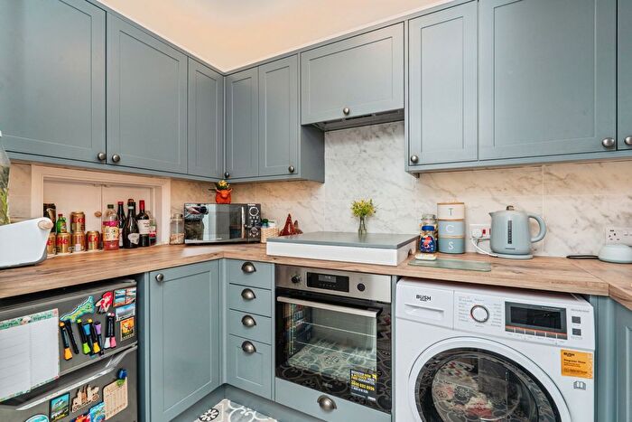 1 Bedroom Flat For Sale In Ashdale, Leatherhead, KT23