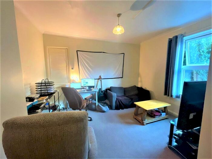 1 Bedroom Flat To Rent In Powderham Crescent, Exeter, EX4