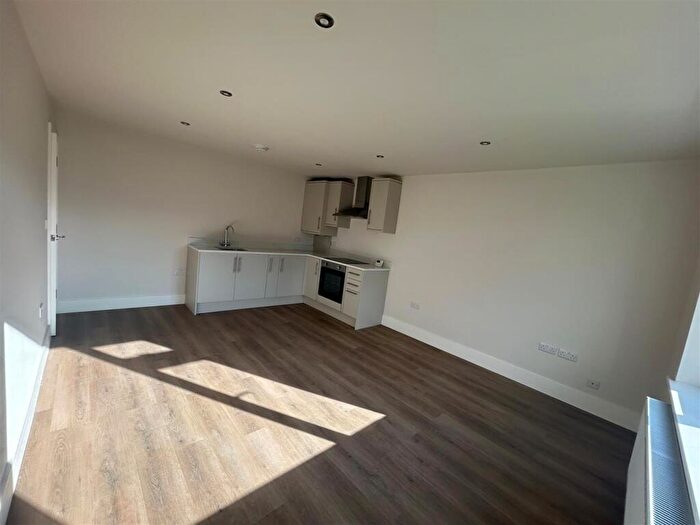 2 Bedroom Flat To Rent In Manor Farm Close, Bingley, BD16