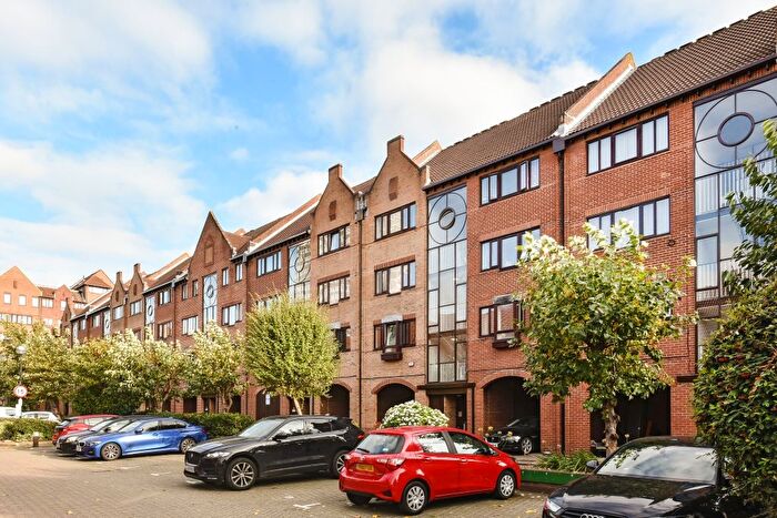2 Bedroom Flat For Sale In Amsterdam Road, London, Isle Of Dogs, London, E14