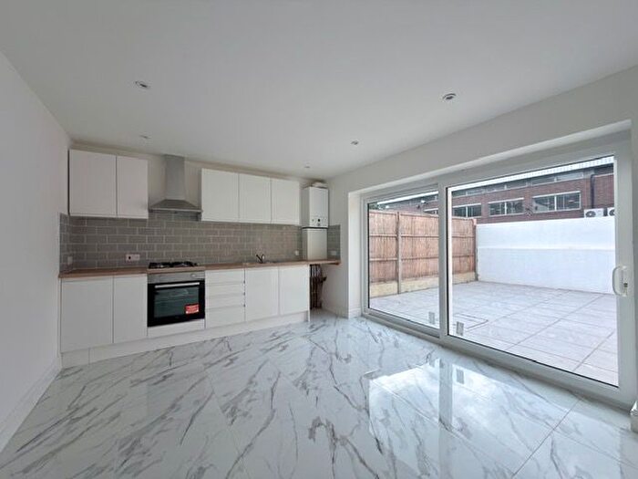 4 Bedroom Flat To Rent In Gambole Road, SW17