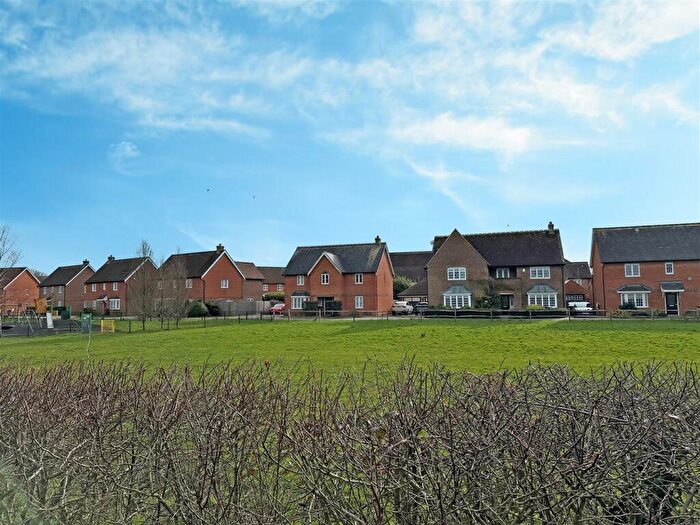 4 Bedroom Detached House For Sale In Peppiatt Close, Horley, RH6