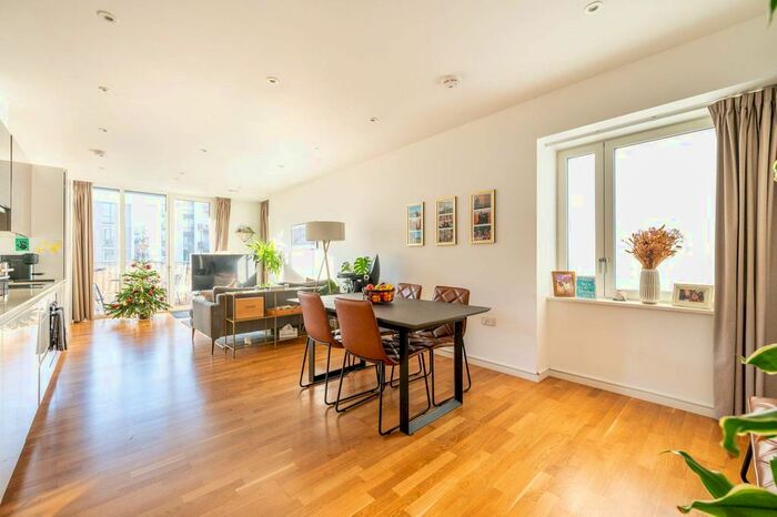 3 Bedroom Flat To Rent In Sunrise Court, Stratford, London, E20