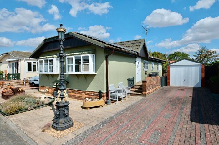 2 Bedroom Park Home For Sale In Pinehill Park, Wyton, Huntingdon, PE28