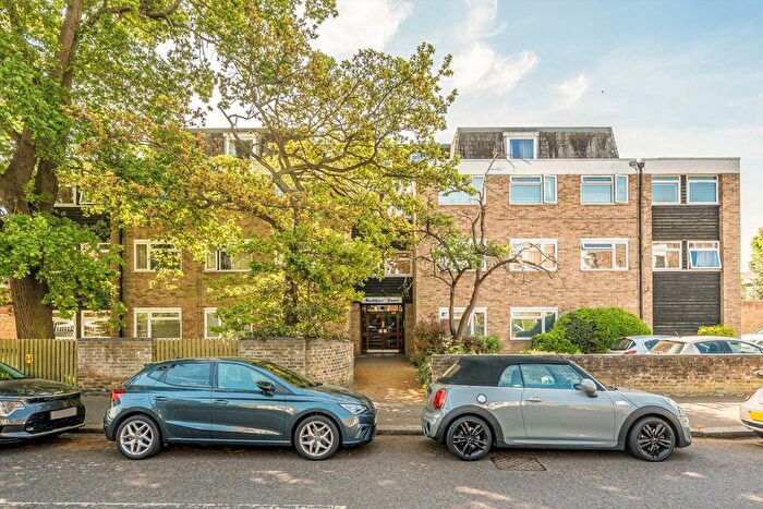 1 Bedroom Flat To Rent In Station Road, Hampton, TW12