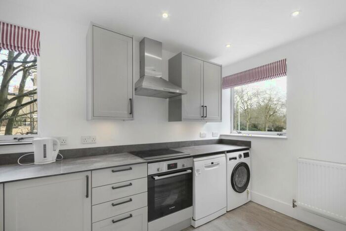 2 Bedroom Flat To Rent In Parkgate Road, Battersea, SW11