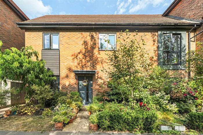 2 Bedroom Flat For Sale In Stirling Close, Crowthorne, Berkshire, RG45