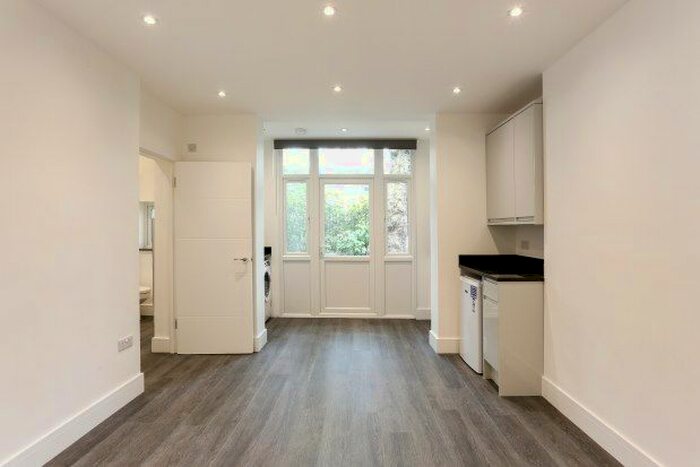 Studio To Rent In Nevern Square, London, SW5