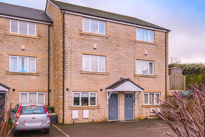 3 Bedroom Town House For Sale In Lillands Lane, Brighouse, HD6