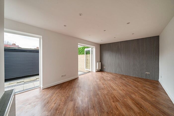 3 Bedroom Flat To Rent In Ecclesbourne Gardens, London, N13