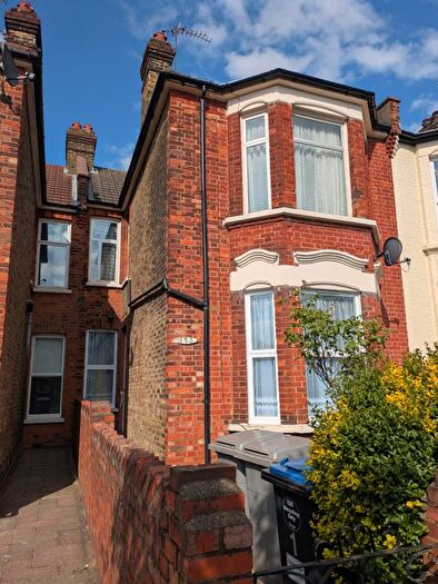 3 Bedroom Flat To Rent In Holland Road, London, NW10