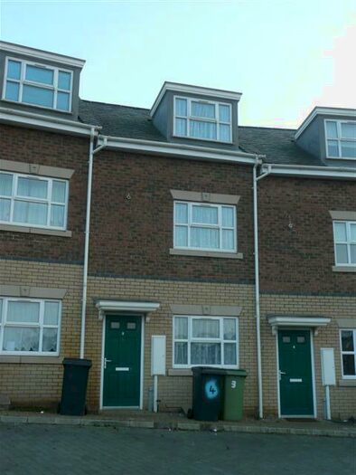 3 Bedroom Town House To Rent In The Crescent, Wellingborough, Northamptonshire, NN8