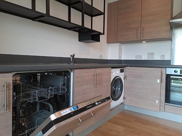 3 Bedroom Flat To Rent In Powell Road, London, E5