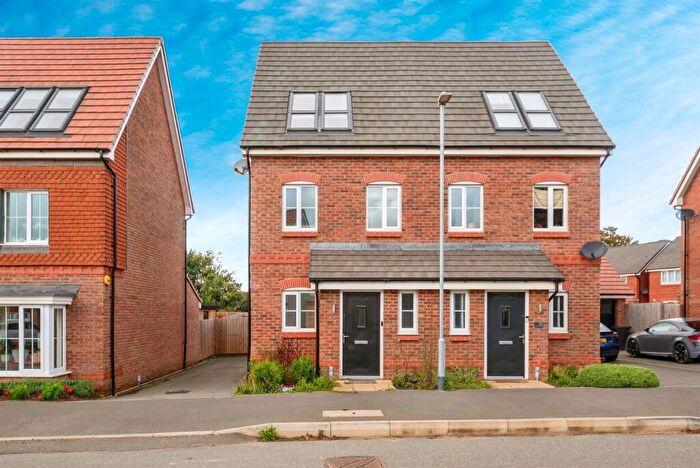 3 Bedroom Semi-Detached House For Sale In Queen Eleanor Avenue, Grantham, NG31