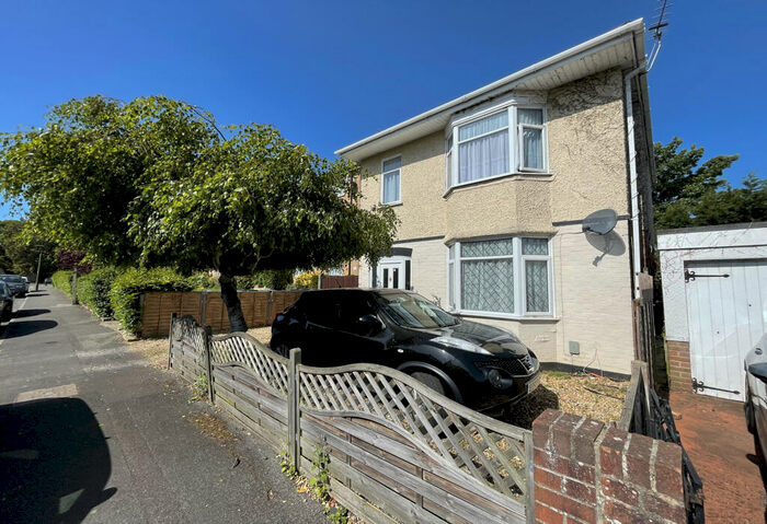 3 Bedroom Detached House To Rent In Kinson Grove, Bournemouth, Dorset, BH10