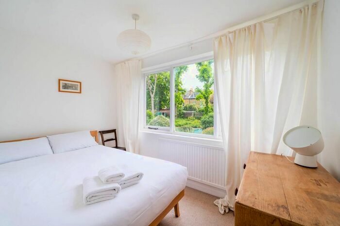 2 Bedroom Flat To Rent In Gauden Road, Clapham Old Town, London, SW4