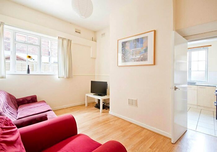 3 Bedroom Flat To Rent In Forest Rd West Flat, Arboretum, East Midlands, NG7