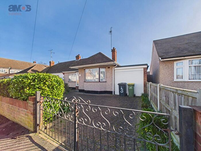 3 Bedroom Semi-Detached Bungalow For Sale In Grange Gardens, Rayleigh, Essex, SS6
