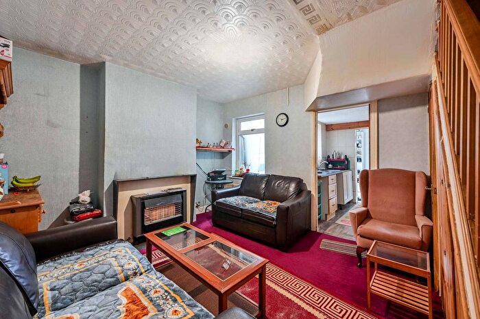 3 Bedroom Semi-detached House For Sale In Frailey Hill, Woking, GU22