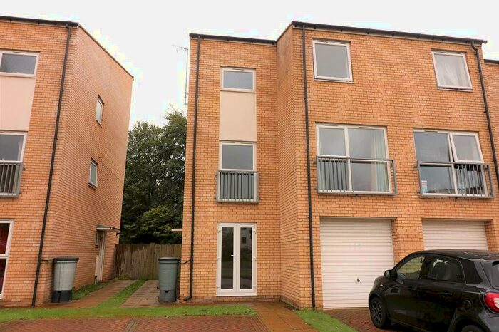 6 Bedroom House Of Multiple Occupation To Rent In Aviation Avenue, Hatfield, AL10