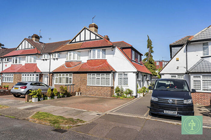 3 Bedroom End Of Terrace House For Sale In Melbourne Way, Enfield, EN1