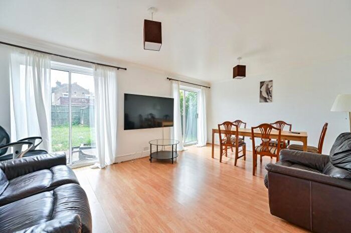 2 Bedroom Flat For Sale In Rutland Park, London, SE6