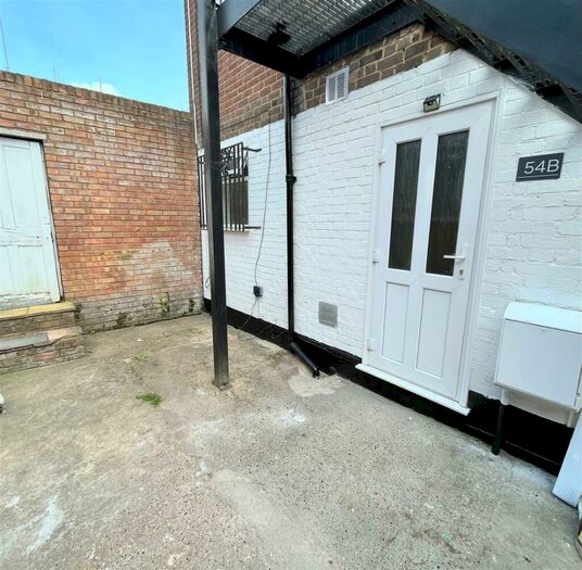 Studio To Rent In Old Bedford Road, Luton, LU2