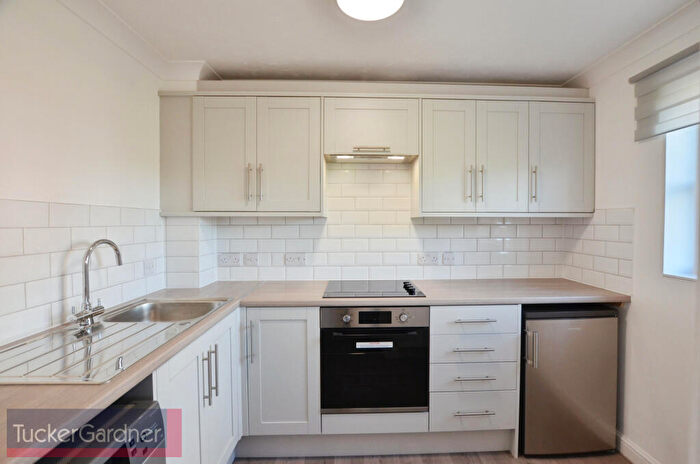 2 Bedroom Flat To Rent In The Beeches, Cambridge, CB4