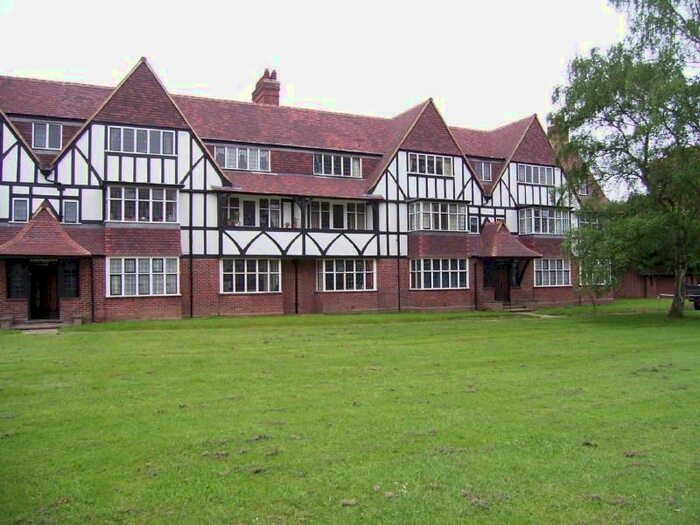 2 Bedroom Flat To Rent In Thanet Court, Queens Drive, London, Greater London, W3