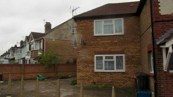 Studio To Rent In Byron Ave, Cranford, TW4