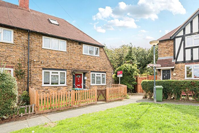 3 Bedroom Flat For Sale In Alwold Crescent, Lee, London, SE12