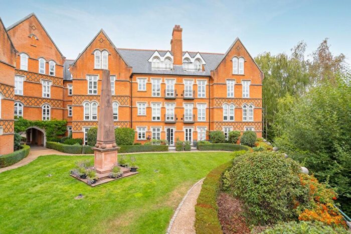 2 Bedroom Flat For Sale In Holloway Drive, Virginia Waters, GU25